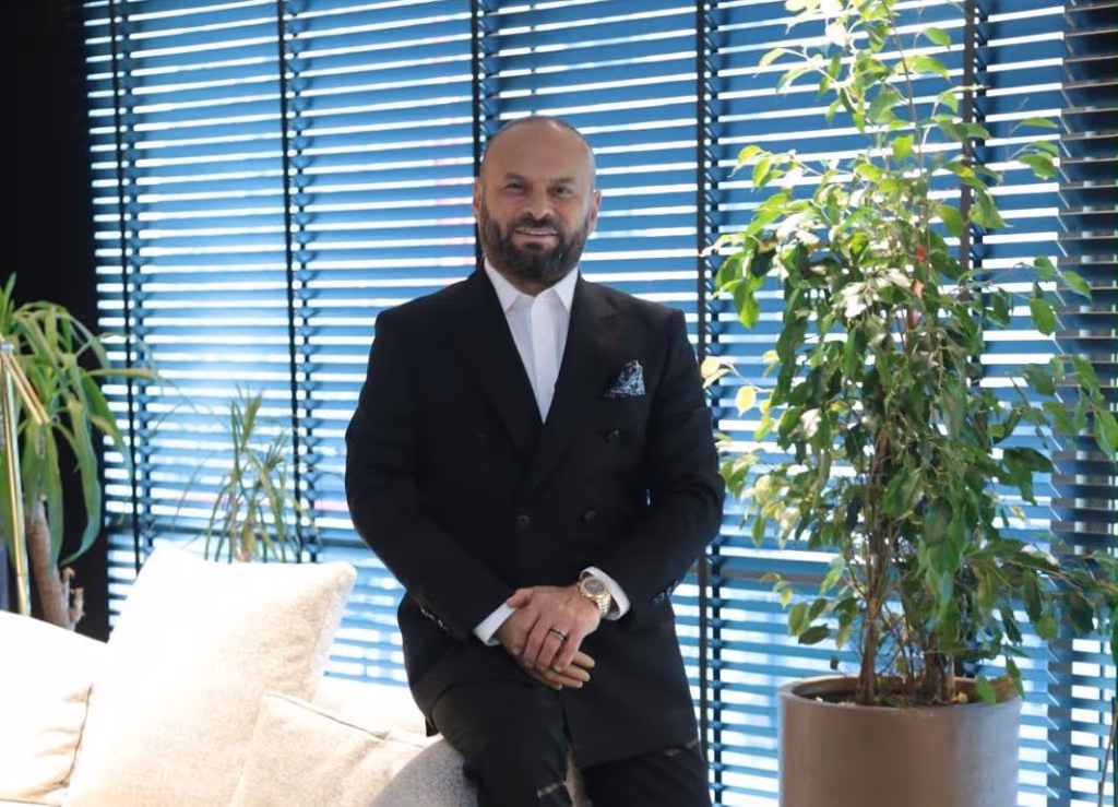 Bülent Alıcı, otururken.